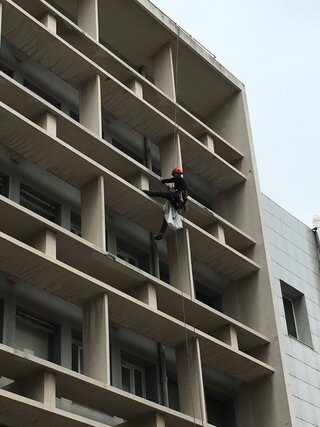 Purge de mise en sécurité d'une façade sur un bâtiment à Toulon